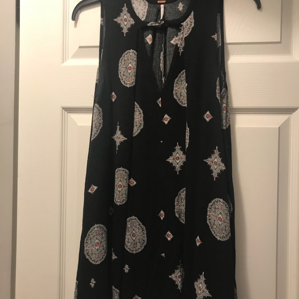 Long flowy top. Deep v neck. Great with leggings!